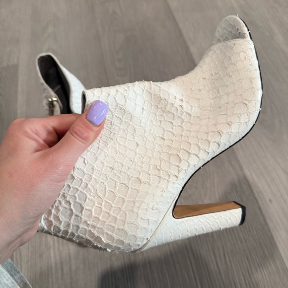 Vince White Sierra-3 Textured Leather Python Snake Print Peep Toe Booties 7.5 - Picture 6 of 10